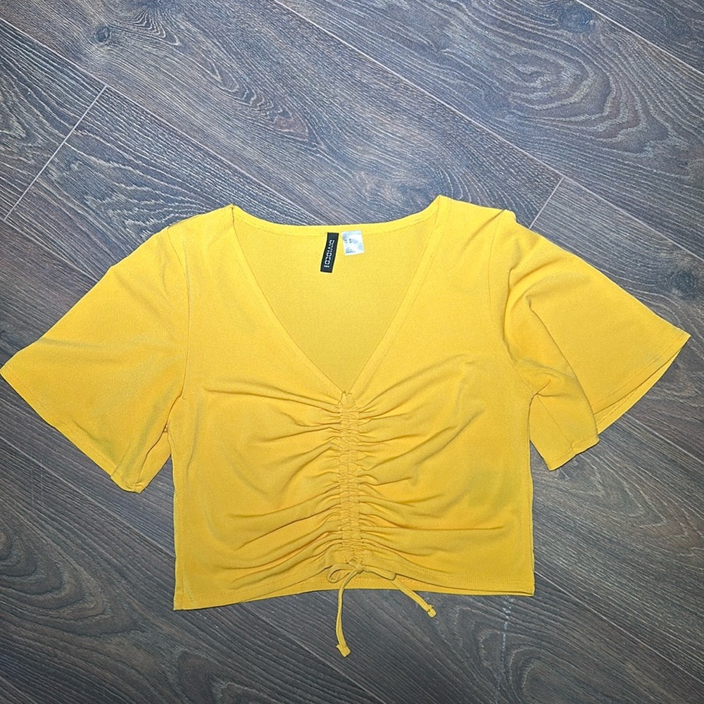 Cropped H&M blouse. Size M. Color yellow. Adjustable ruching.